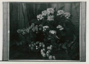 Früchte unter Blumen, 1927, Öl auf Leinwand, 148x177cm, Städt. Galerie im Lenbachhaus, München